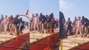 மதுரையில் தொண்டரை குப்பை போல தூக்கி போட்ட பவுன்சர்கள்! வேடிக்கை பார்த்த விஜய்! இப்ப மட்டும் என்ன?