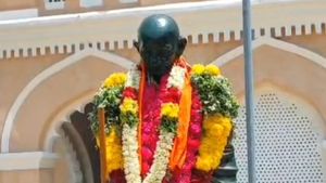 காந்தி சிலைக்கு காவி துண்டு.. பாஜக நிர்வாகி செய்த காரியத்தால் மதுரையில் சர்ச்சை