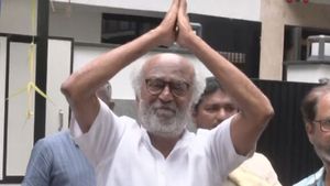 ஸ்டைலா.. கெத்தா.. வீட்டின் முன் குவிந்த ரசிகர்களுக்கு தீபாவளி வாழ்த்து சொன்ன ரஜினிகாந்த்! 