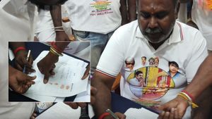 “ரத்தக் கையெழுத்து”.. எடப்பாடி பழனிசாமியை வரவேற்க கையெழுத்து இயக்கம் தொடங்கிய ஆர்.பி. உதயகுமார்