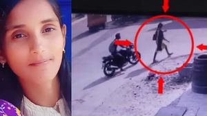 பொள்ளாச்சி ரோட்டில் 