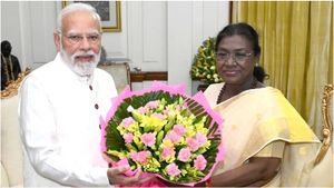 குடியரசுத் தலைவர்.. குடியரசுத் துணைத் தலைவரை சந்தித்து.. தீபாவளி வாழ்த்து பகிர்ந்துக்கொண்ட மோடி! 