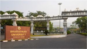 அரசு சலுகைகளில் பாரபட்சம்! பாரதியார் பல்கலைக்கழகத்தில்.. வெடிக்கும் உள்ளிருப்பு போராட்டம்!