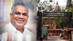 கரூர் கூட்ட நெரிசல் வழக்கு.. முன் ஜாமீன் மனுவை வாபஸ் பெறுவதாக சொன்ன புஸ்ஸி ஆனந்த்.. மனு தள்ளுபடி!