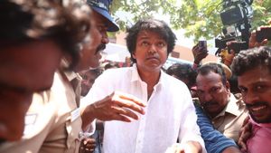 பூனைக்குட்டி வெளியே வந்துருச்சு! நிதியுதவி.. தத்தெடுப்பு! புனிதராக காட்டிக் கொள்ள.. தயாராகும் விஜய்!