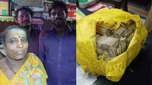 சாக்கு மூட்டையில் கட்டு கட்டாய் பணம்..மொத்தம் 17.5 லட்சமாம்! யோசிக்காமல் சட்டென சிவபக்தை செய்த செயல்