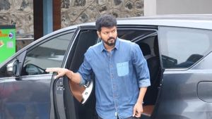 பனையூர் பண்ணையார்தனம்..பாதிக்கப்பட்ட மக்களை ஆபிஸில் சந்திக்கும் விஜய்? வீடு வீடாய் சென்ற நிர்வாகிகள்
