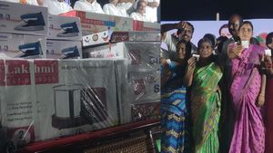 நம்பி வாங்க.. சந்தோஷமா போங்க! கூட்டத்துக்கு வந்தால் குலுக்கலில் பரிசு! அதிமுகவினரின் அடடே ஐடியா!