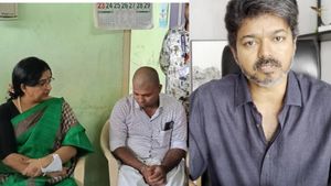 பிஞ்சு குழந்தை செத்து போச்சே! விஜய விடுங்க..அஜித், தனுஷ் யாருனு குழந்தைக்கு தெரியுமா? அம்பிகா ஆறுதல்