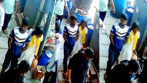 சேலம் ஜங்சனில் இளம் ஜோடி பார்த்த வேலை.. கொஞ்சம் கூட கூச்சமே இல்லயே! நூல் பிடித்து சென்ற போலீசார்!