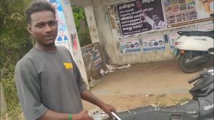 விஜயை கண்டித்து போஸ்டர் ஒட்டிய திமுக தொண்டர்.. வீடியோ எடுத்த விர்ச்சுவல் வாரியர்ஸ்! எதிர்பாரா முடிவு