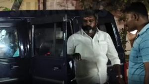 தவெக சேலம் கிழக்கு மாவட்ட செயலாளர் கைது.. கரூர் ஆம்புலன்ஸ் ஓட்டுநர் தாக்கப்பட்ட வழக்கில் தூக்கிய SIT