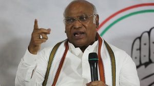 திடீர் மூச்சுத்திணறல்.. மல்லிகார்ஜூன கார்கே பெங்களூர் மருத்துவமனையில் அனுமதி..  தீவிர சிகிச்சை