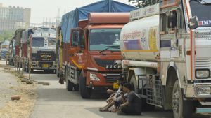 4 நாட்களாக நகராமல் தவிக்கும் வாகன ஓட்டிகள்! டெல்லி - கொல்கத்தா ஹைவேயில் கடும் போக்குவரத்து நெரிசல் 