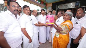  சில்வர் அண்டாவுக்குள் தீபாவளி பரிசு! கரூரில் வீடு வீடாக வழங்கிய செந்தில் பாலாஜி!