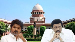 தமிழக அரசுக்கு அடுத்தடுத்து உச்ச நீதிமன்றத்தில் மூன்று பின்னடைவுகள்.. வெள்ளி டூ திங்களில் நடந்தது