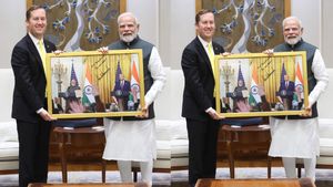 You Are Great.. மோடிக்கு, டிரம்ப் அனுப்பிய கிப்ட்.. என்ன எழுதி இருக்குனு பாருங்க!