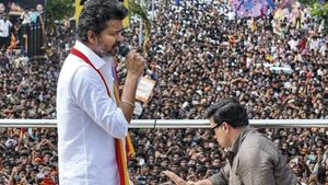 மக்கள் கோபத்தால் பணிந்தார் விஜய்! பிரச்சார கூட்டம் 2 வாரங்களுக்கு ஒத்திவைப்பு!