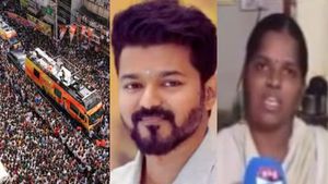 நம்பிக்கையோடு இருங்க விஜய்..நீங்க தான் ஜெயிப்பீங்க! கரூர் நெரிசலில் 2 குழந்தைகளை இழந்த தாய் உருக்கம் 