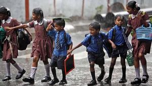 கனமழை எச்சரிக்கை எதிரொலியாக நாளை பள்ளி, கல்லூரிகளுக்கு விடுமுறை! புதுச்சேரி அமைச்சர் அறிவிப்பு