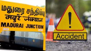  மதுரை அருகே போலீஸ் ஜீப் மோதி நடந்த துயரம்.. கைக்குழந்தை உட்பட ஒரே குடும்பத்தைச் சேர்ந்த மூவர் பலி! 