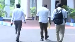விஜய் பிரசார வாகன காட்சிகள்.. தவெக தலைமை அலுவலக நிர்வாகி குரு சரணிடம் சிபிஐ அதிகாரிகள் விசாரணை 