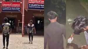 ஜோலார்பேட்டையில் போலீஸ் ஸ்டேஷன் வாசலில் 