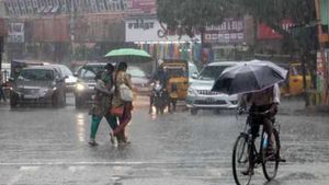  ரெட் அலர்ட்.. உஷாரா இருங்க மக்களே..! 6 மாவட்டங்களுக்கு அதிகனமழை எச்சரிக்கை விடுத்த வானிலை மையம்!