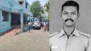 மதுரையில் கேட்ட துப்பாக்கி சத்தம்.. ஹைகோர்ட் வாசலில் மகாலிங்கம் எழுதிய வரிகள்! யாரிந்த காவலர்?