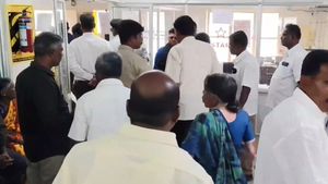 ஜோலார்பேட்டையில் பணமின்றி பத்திரப்பதிவு செய்து ஏமாற்றிய நபர்..  சிறையில் கம்பி எண்ணும் ஏமாந்த நபர் 