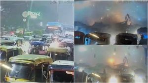 முதல் நொடி அதீத சத்தம்.. அடுத்த நொடி எல்லாம் போச்சு.. டெல்லி கார் வெடிப்பு.. புதிய சிசிடிவி வீடியோ!