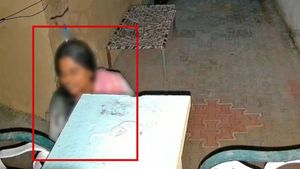 நள்ளிரவில் கேட்ட பெண் குரல்.. வீடு வீடாக போய் கதவை தட்டி.. சிசிடிவி காட்சி ஷாக்! - போலீசார் விளக்கம்