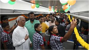 வேலையை காட்டிய பாஜக? வந்தே பாரத் ரயில் தொடக்க விழாவில் ஆர்எஸ்எஸ் பாடல்! கேரளாவில் ஷாக்
