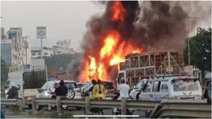 அடுத்தடுத்து மோதிய 8 வாகனங்கள்.. புனேவில் பயங்கர விபத்து! 7 பேர் பரிதாப பலி