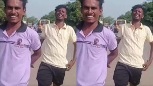  ரீல்ஸ் விபரீதம்.. ரோட்டில் நின்று சண்டை போடுவது போல் நடித்து விபத்தில் சிக்க வைத்த இளைஞர்கள்!