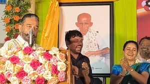 தூக்கி போட்ட ரிமோட்டை வேறு ஆள் தூக்கிட்டு ஓடிட்டான்.. கமல்ஹாசன் யாரை சொல்கிறார் என்பது புரிகிறதா?