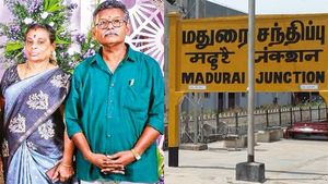 மதுரையில் நாய் குறுக்கே பாய்ந்ததில் சாலையில் விழுந்த தம்பதி..  தலையிலேயே ஏறி இறங்கிய பேருந்து 