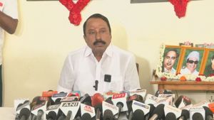 எடப்பாடியை விட சீனியர் நான்.. கண்ணீர் விடும் நிலையில இருக்கேன்! வேதனையுடன் பேசிய செங்கோட்டையன்!