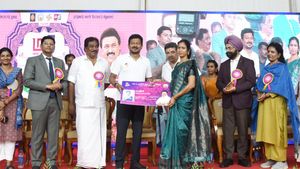 எதைக் கேட்டாலும் முதல்வர் ஏற்றுக் கொள்கிறார்.. திமுக ஆட்சியில் வருவாய் அதிகம்! உதயநிதி பெருமிதம்