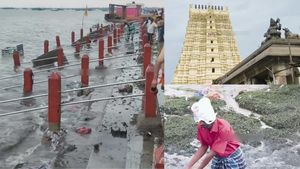 ராமேஸ்வரம் அக்னி தீர்த்தத்தில் கரை ஒதுங்கும் கடல் புற்கள்! புனித நீராட அஞ்சும் பக்தர்கள்!