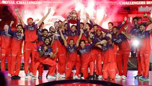 வசமாக சிக்கும் RCB..கூட்ட நெரிசல் வழக்கில் ரெடியான குற்றப்பத்திரிகை.. 2,200 பக்கத்தால் புதிய சிக்கல்