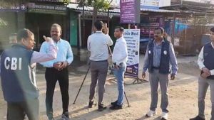 வேலுச்சாமி புரத்தில் காலையிலேயே சாலையை அளக்க வந்த சிபிஐ அதிகாரிகள்! 2வது நாளாக கரூரில் இன்று விசாரணை