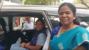 திருப்பத்தூரில் அரசு பள்ளியில் சர்ப்ரைஸ் தந்த உதவி கலெக்டர்! கெத்தா உட்காரும்மா! நெகிழ்ச்சி சம்பவம்
