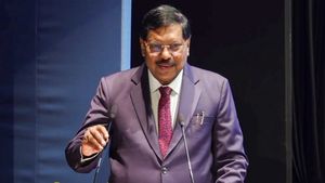 மசோதாக்களை காலவரம்பின்றி ஆளுநர்கள் வைத்திருக்க முடியுமா? ஓய்வு நாளில் விளக்கமாக சொன்ன நீதிபதி கவாய் 