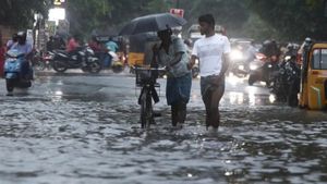  தமிழ்நாட்டில் 17 மாவட்டங்களுக்கு வெள்ள அபாய எச்சரிக்கை.. ஹை அலர்ட் மோடில் குமரி, நெல்லை, மதுரை!