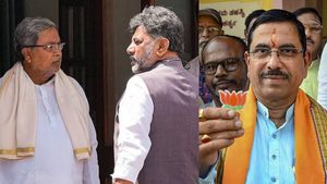 கர்நாடகாவில் ஆட்சியை பிடிக்கிறதா பாஜக? சித்தராமையா- டிகே சிவக்குமார் மோதலுக்கு நடுவே பிரகலாத் ஜோஷி பதில்