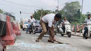 தஞ்சை பெரிய கோவிலில் யாருமே யோசிக்க விஷயம்.. சட்டென நெகிழ வைத்த போக்குவரத்து காவலர் 
