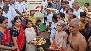 திருப்பூரின் 30 வருட கனவு சார்.. 10 கோடி நிலத்தை தானமாக தந்த ஆசிரியர் குடும்பம்.. நெகிழ்ந்த மேயர் 