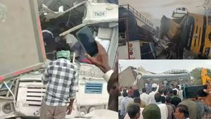 டிப்பர் லாரி மீது மோதிய அரசு பேருந்து.. 19 பேர் பலி!  தெலங்கானாவில் ஷாக்!
