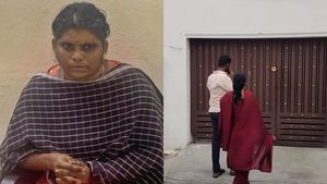 திருப்பூரில் கிராம நிர்வாக அலுவலர் முத்துலட்சுமி.. வீட்டிலேயே நினைத்து பார்க்க முடியாத சம்பவம்